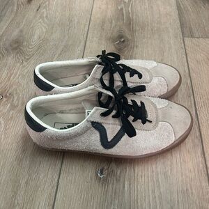 Vans sport low shoe. Size 7 in men’s, 8.5 in women’s.